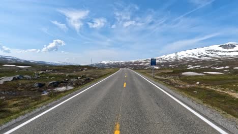 conducir un coche en una carretera en noruega al amanecer. conducir desde el punto de vista