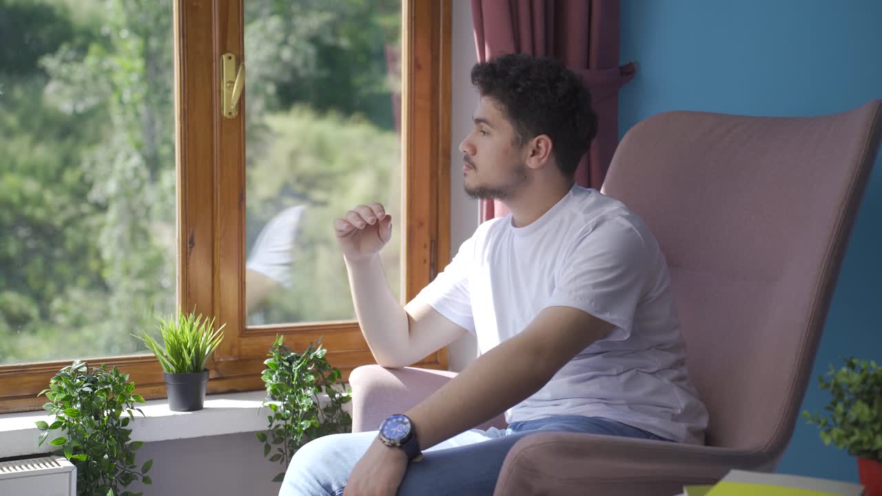 피곤하다고 느끼는 사람.