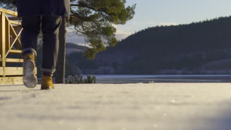 Hombre-Caminando-Sobre-La-Nieve