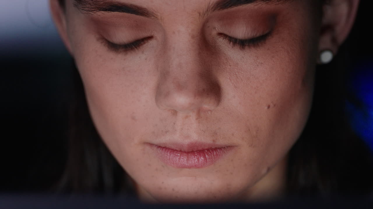retrato de cerca hermosa mujer de negocios usando la computadora trabajando hasta tarde navegando en línea mirando la pantalla disfrutando de la conexión a internet