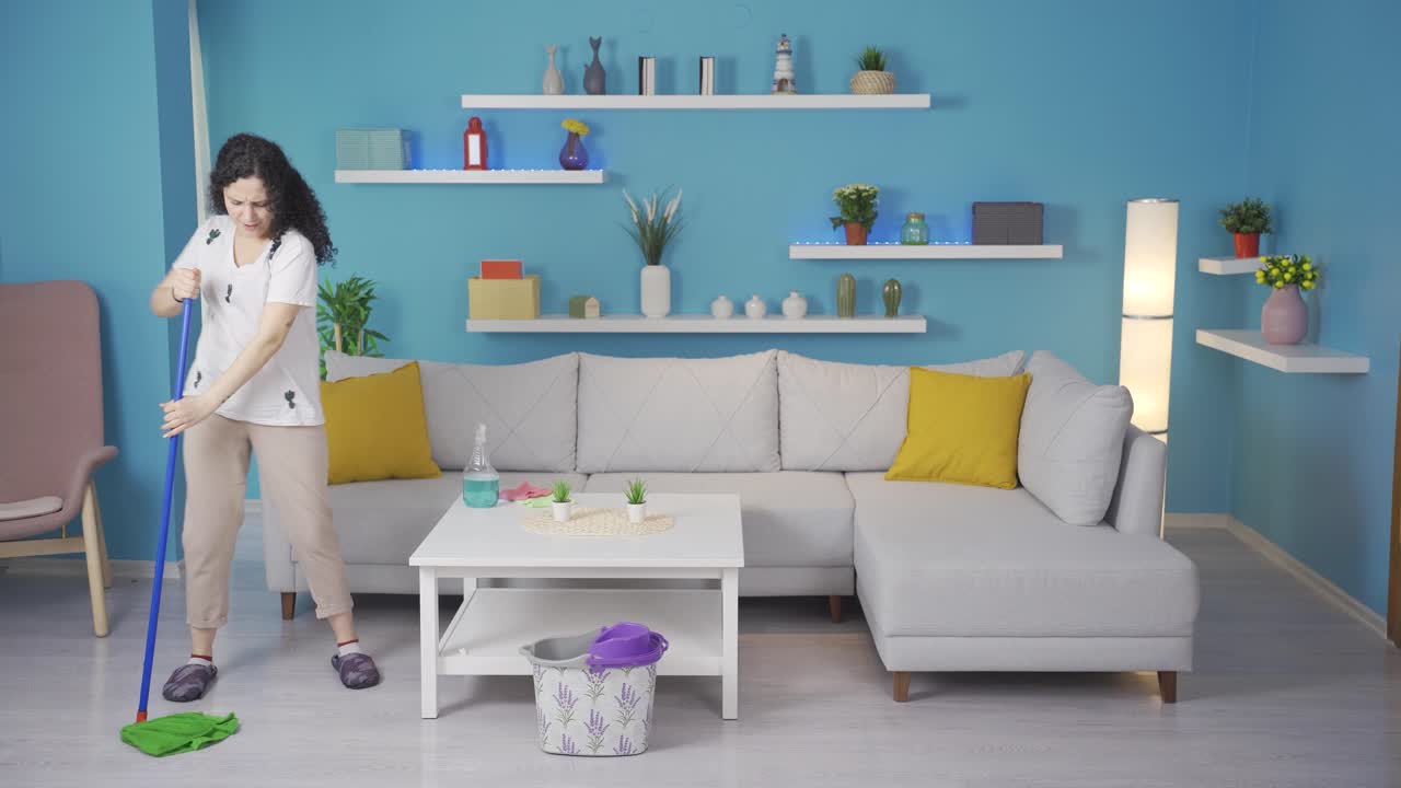 la joven que canta mientras limpia.