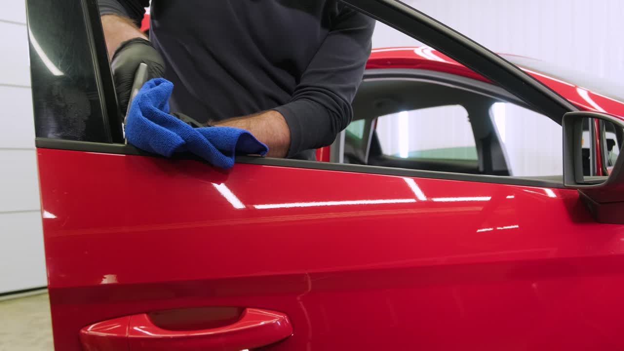 limpieza profesional de automóviles. lavado de sars. detalles interiores. limpieza en seco y detalles del interior de un automóvil. limpeza profunda de asientos. limpeza de espuma en el lavado de automóviles; limpieza del panel del automóvil del polvo. una aspiradora
