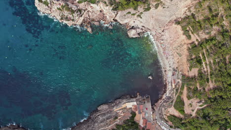 Cala-De-Deia---Pequeña-Playa-En-Cala-Rocosa-En-Mallorca,-España