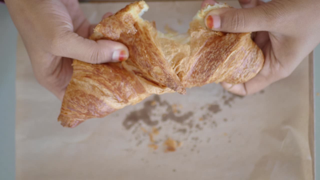 손을 잡고 크로아산을 깨뜨리고