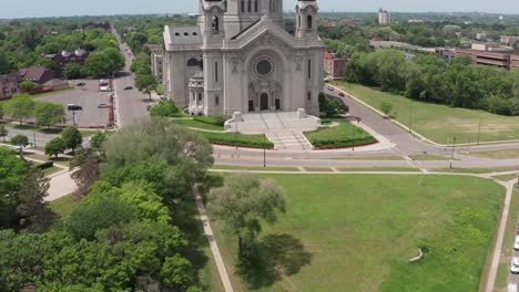 un primer plano aéreo que se inclina hacia arriba para revelar la impresionante catedral de san pablo en minnesota.