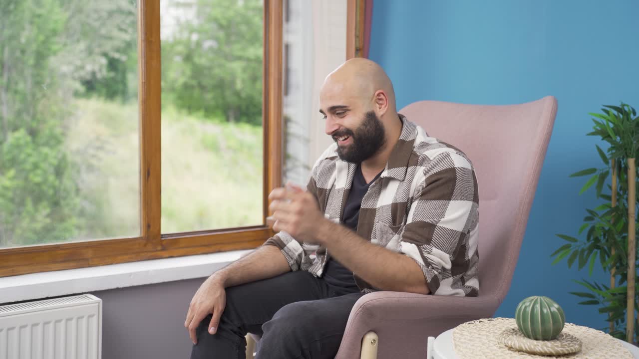 O homem que recorda as suas memórias e está feliz.