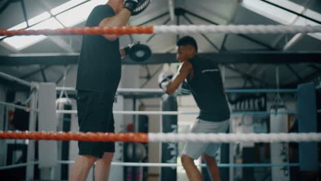 Joven-boxeador-entrenando-con-el-entrenador-2