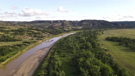 Volando-Hacia-La-Unidad-Norte-Del-Parque-Nacional-Theodore-Roosevelt-A-Través-Del-Pequeño-Río-Missouri-En-Un-Día-De-Verano