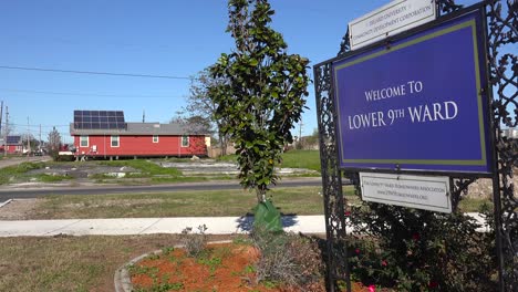 el cartel da la bienvenida a los visitantes al distrito inferior 9 de nueva orleans, luisiana, post katrina