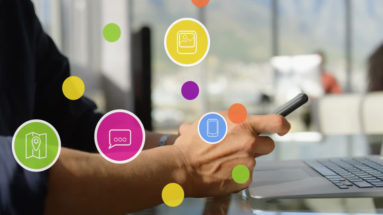 animación de iconos de los medios sobre el hombre caucásico usando un teléfono inteligente