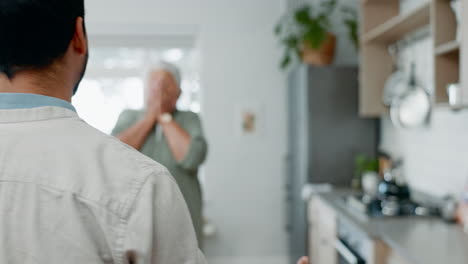 Überraschung,-Besuch-Und-Mann-Mit-älterer-Mutter