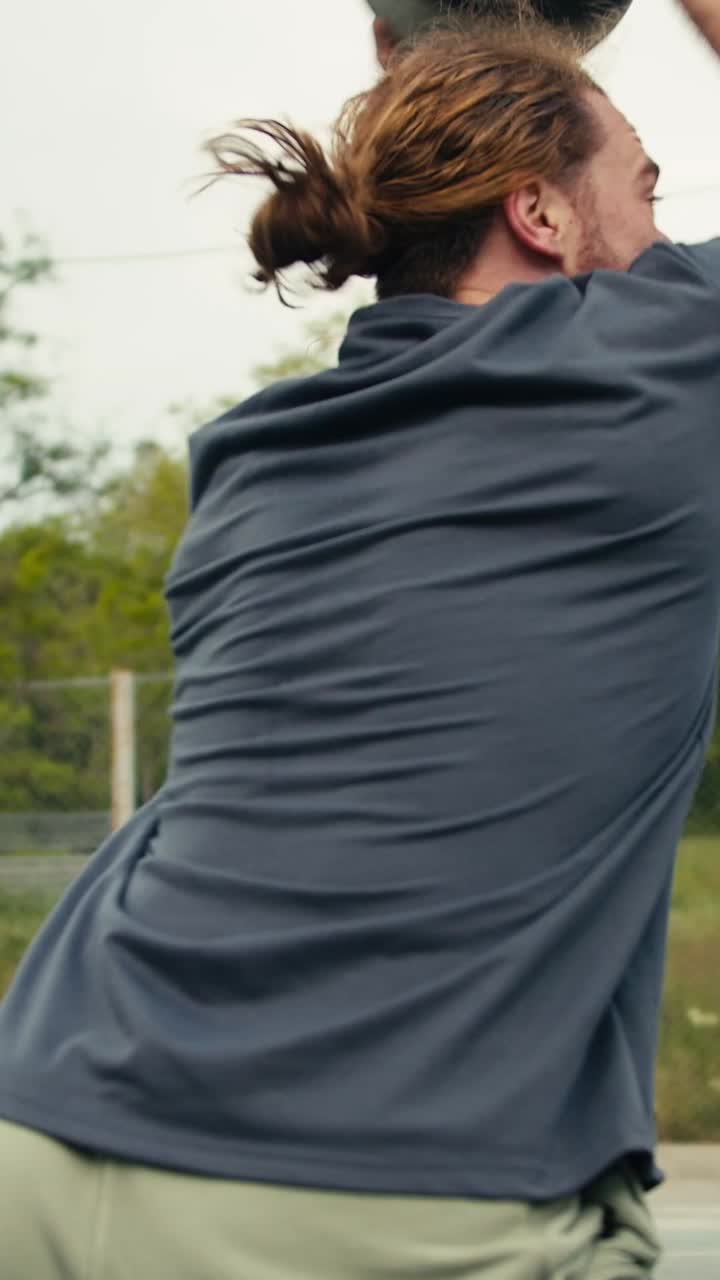 jugador de baloncesto disparando