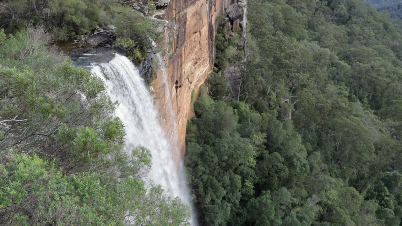 vista lateral fitzroy falls australia en el parque nacional del valle del canguro, bloqueado por encima de tiro