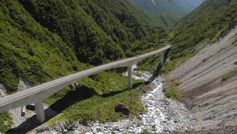 famoso puente de paso de arthur en el hermoso parque nacional de nueva zelanda, tiro estático en 4k en un día soleado