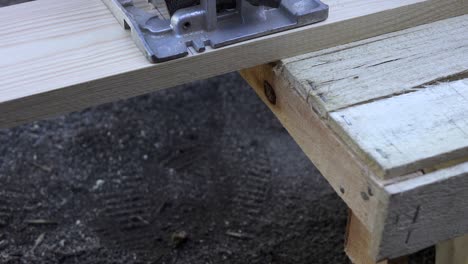 cortar madera con una sierra de mano eléctrica. carpintería.