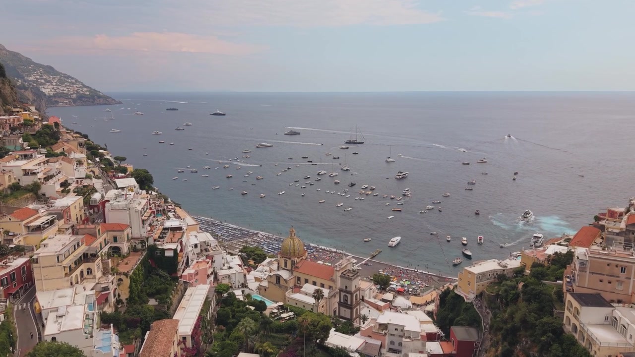 Vista aerea con drone di Positano, Italia. Colorata cittadina sulla scogliera della Costiera Amalfitana