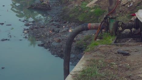 Tubería-Y-Motor-De-Succión-De-Agua-De-Alcantarillado,-Inmersión-De-La-Tubería-De-Succión-En-El-Agua-De-Alcantarillado,-Grifo-Sucio