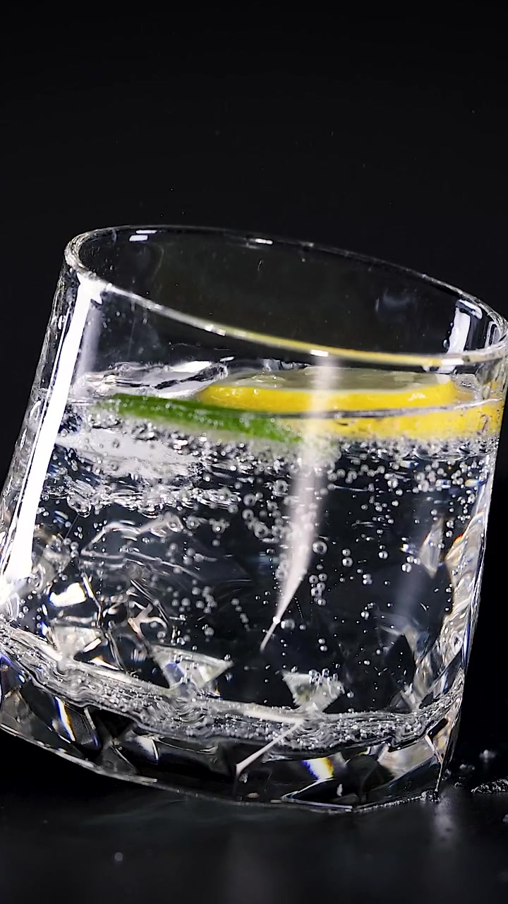 Bicchiere rotante con soda, lime e limone