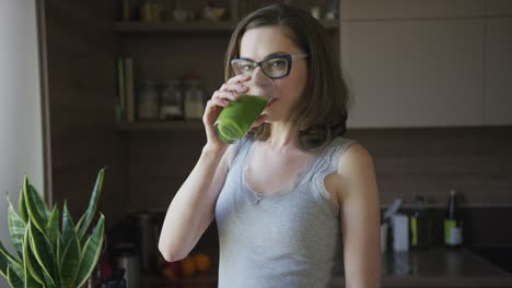 mujer joven bebiendo batido en casa