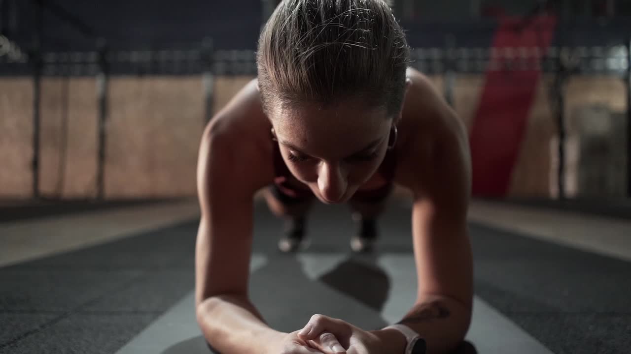 mujer haciendo ejercicio de tabla en el gimnasio