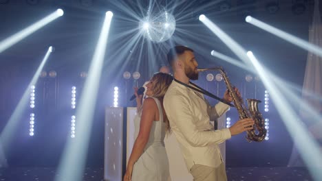 Musikbandgruppe-Aus-Sänger,-Saxophonist-Und-DJ,-Die-Lieder-Spielt-Und-Auf-Der-Konzertbühne-Des-Musikers-Auftritt