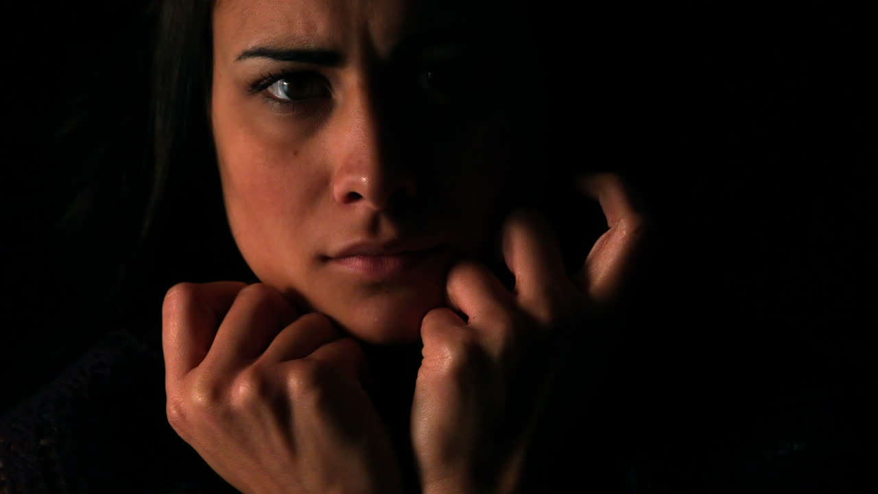 bruneta molesta en el fondo negro