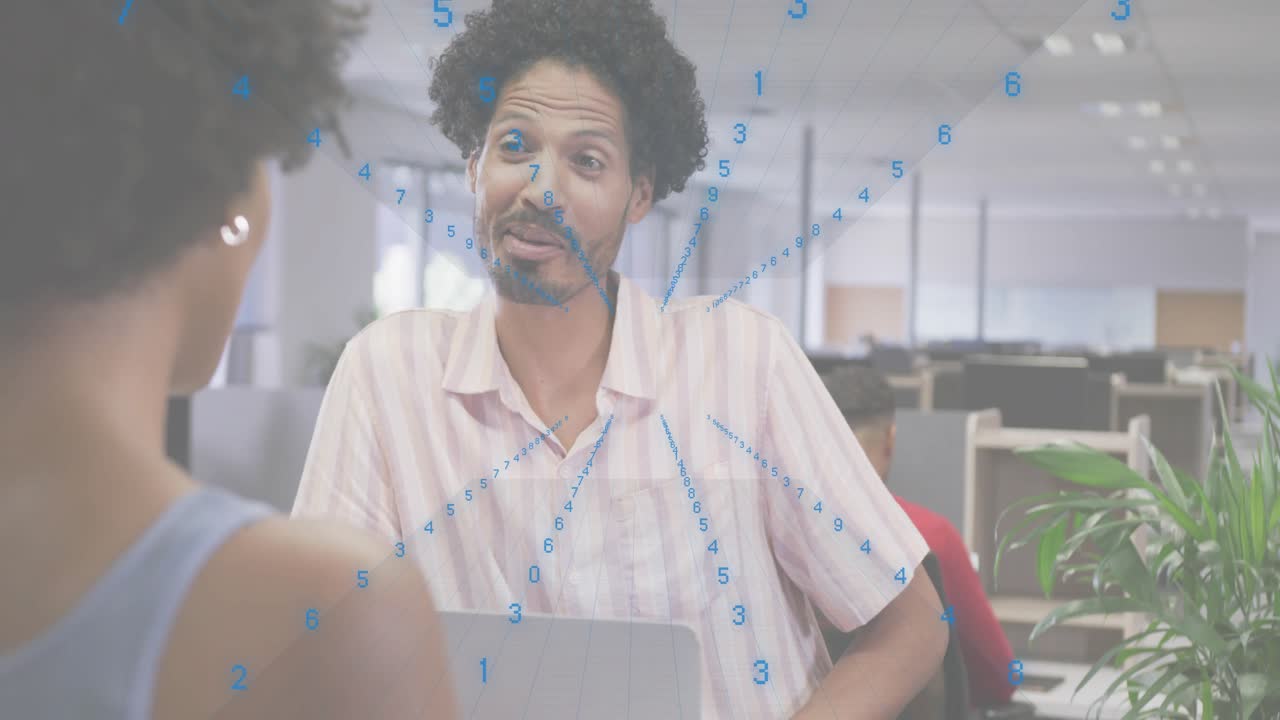 Uomo che spiega un piano a un collega in un ufficio tecnologico, attivando una sovrapposizione di analisi digitale del viso.