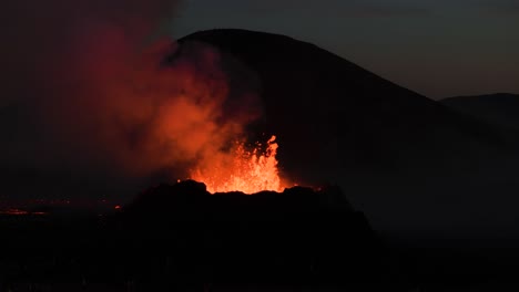 erupcja wulkanu wyrzucająca roztopioną skałę magmę z krateru w nocy, litli-hrútur