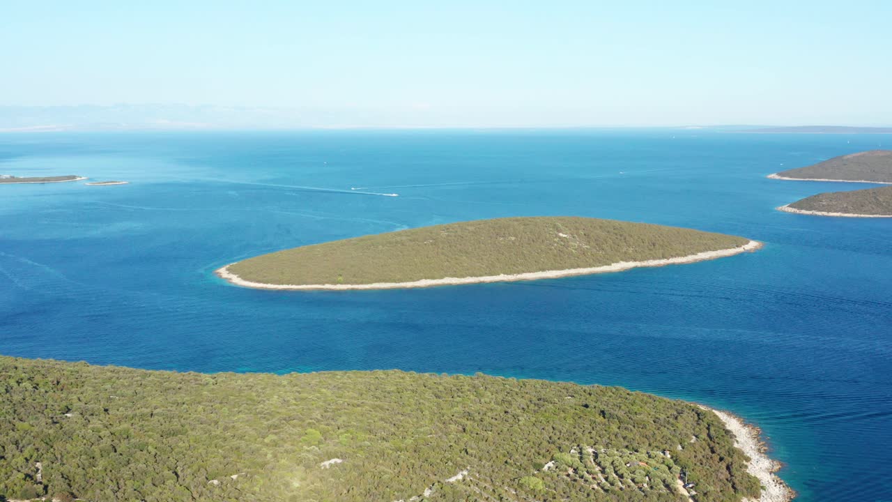 밝은 날 크로아티아 벨리 로시니 근처의 섬 사슬 위로 높은 공중 샷