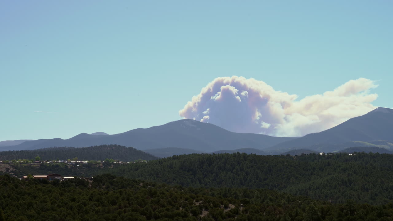 미국 뉴멕시코의 작은 산악 마을에 거대한 산불이 다가오고 있습니다.