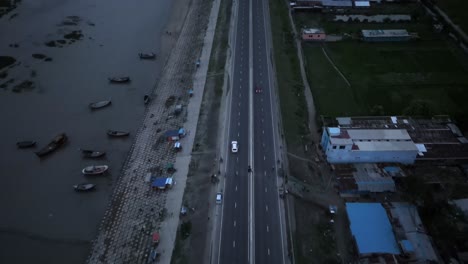 도로에서 움직이는 자동차의 4k 드론 샷