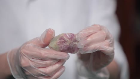 científico examinando una piedra preciosa en un laboratorio