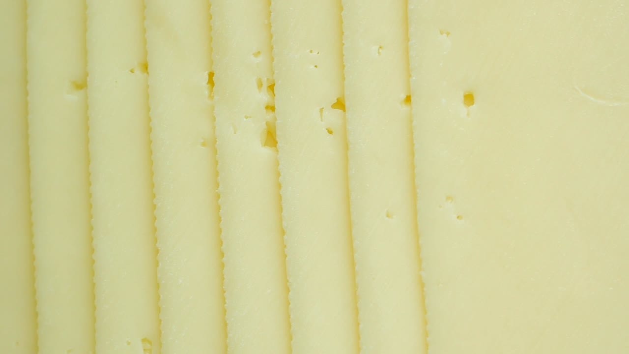 una rebanada de queso mozzarella en una mesa de madera,