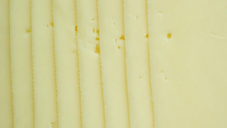 Mozzarella-Scheibe-Käse-Auf-Holztisch,