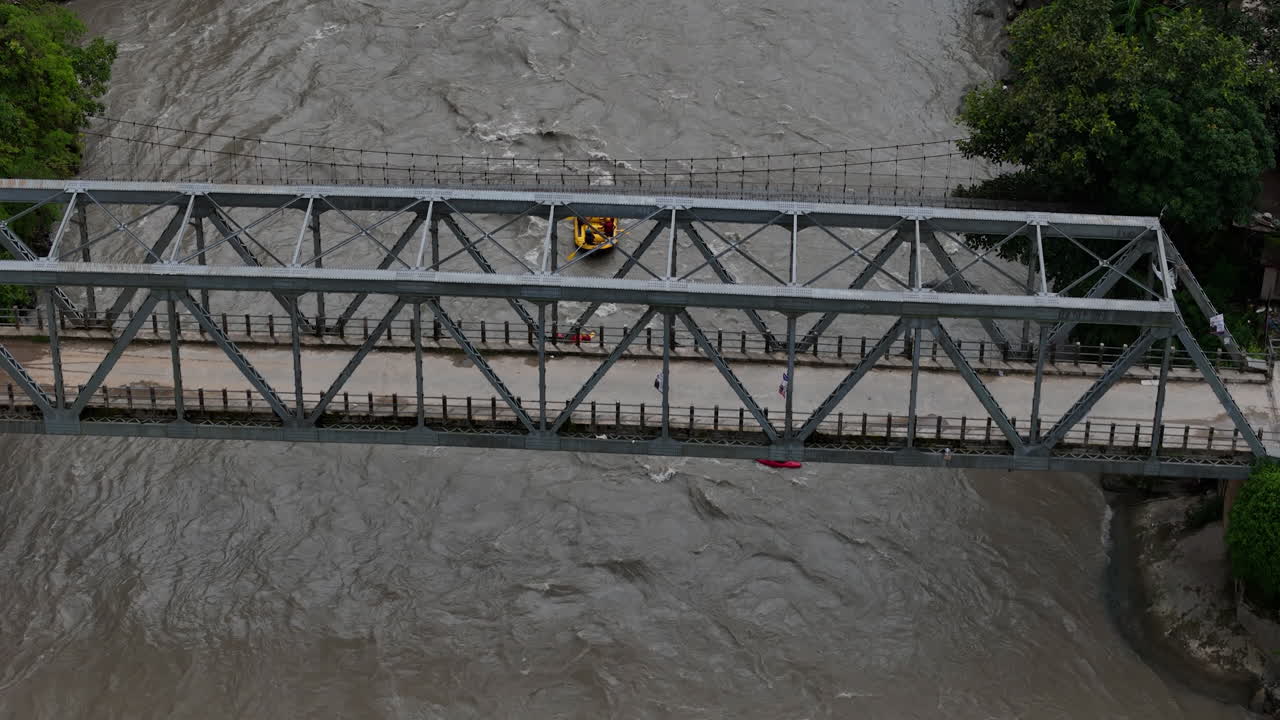 네팔의 몬순 홍수 강에서 래프팅을 하는 관광객들의 드론 촬영은 위험하고 모험적인 물 관광 활동을 포착합니다.