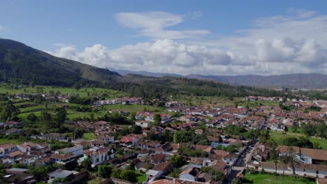 Desde-Los-Intrincados-Patrones-De-Las-Calles-Adoquinadas-Hasta-La-Exuberante-Vegetación-De-Las-Tierras-De-Cultivo-Circundantes,-Cada-Fotograma-Es-Un-Testimonio-Del-Rico-Tapiz-De-La-Vida-En-Villa-De-Leyva.