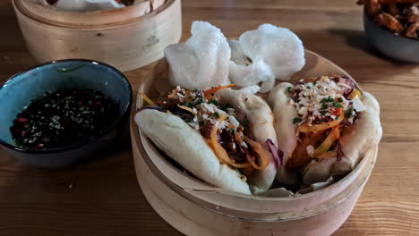 panes de bao rellenos al vapor comida china oriental galletas de camarón y salsa de soja de sésamo