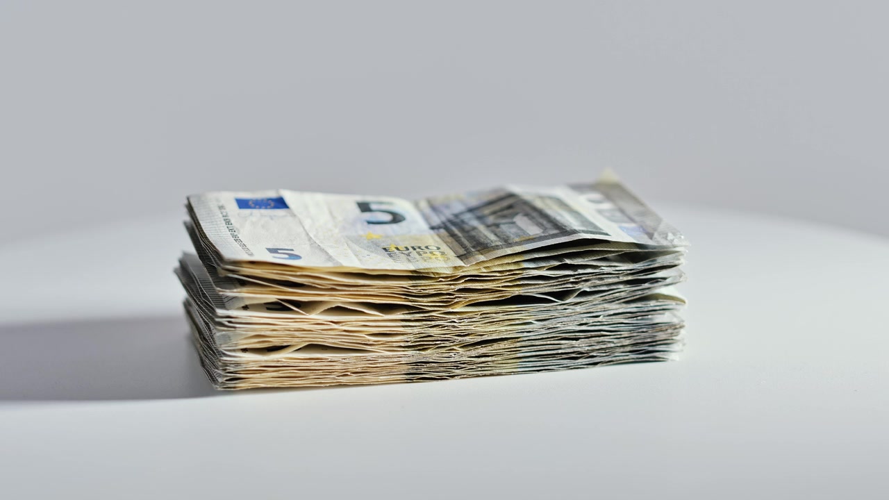 Pile tournante de billets en euros représentant la budgétisation, la richesse et le commerce.