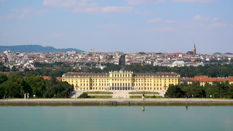 Estanque-Y-Vista-Panorámica-Del-Castillo-De-Schönbrunn-Y-Jardines-Con-Cielo-Azul-De-Fondo