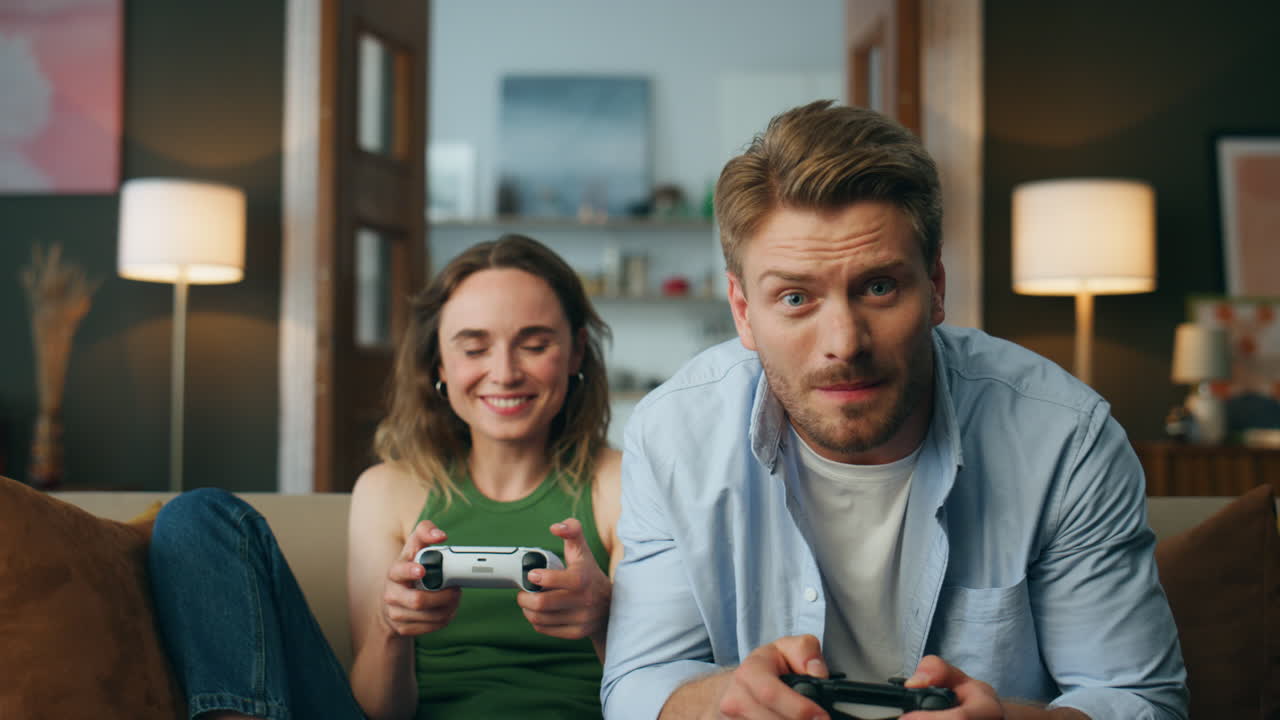 Coppia in POV che gioca a un videogioco su console a casa la sera. Coppia eccitata e attiva che gioca a un videogioco.
