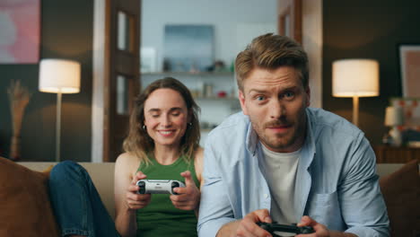 una pareja de pov jugando a un juego de consola en la casa de la noche. un videojuego de pareja activa emocionada.