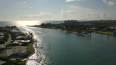 drone volando sobre la ensenada hacia el océano en júpiter, florida