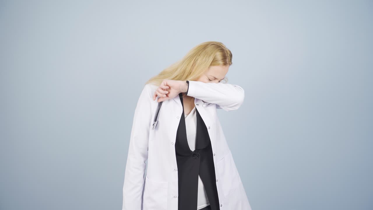 의사는 올바른 재채기를 보여줍니다.