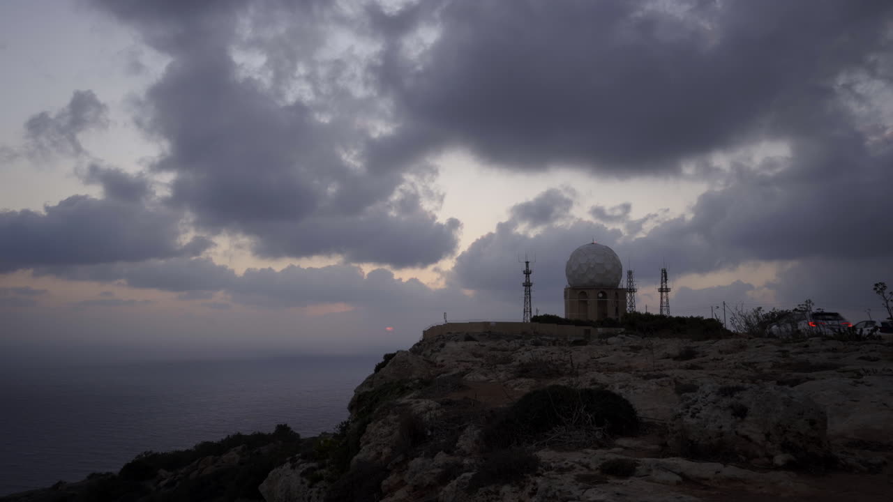 espacios inexplorados de acantilados de malta timelapse.