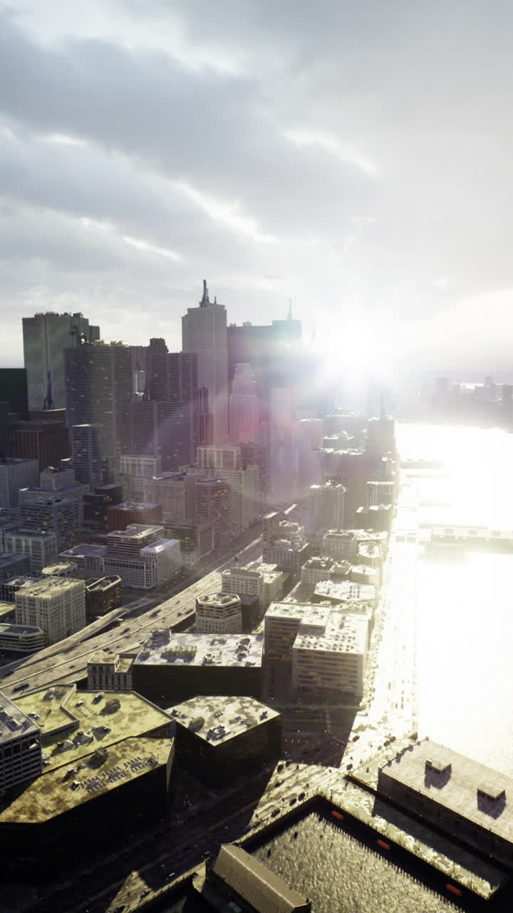 Horizonte da cidade com o pôr do sol refletindo na água e nuvens sobre edifícios modernos