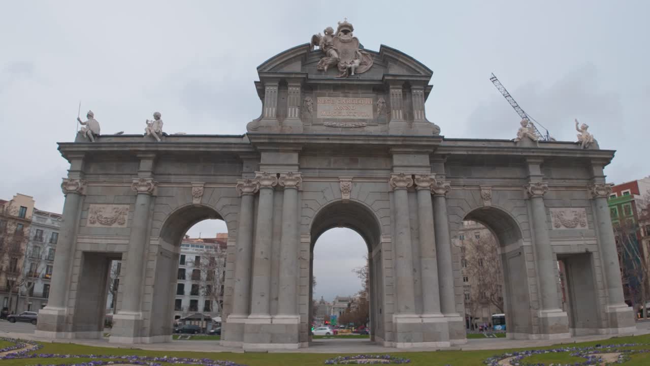 tomada de seguimiento de la puerta de alcala en madrid, españa