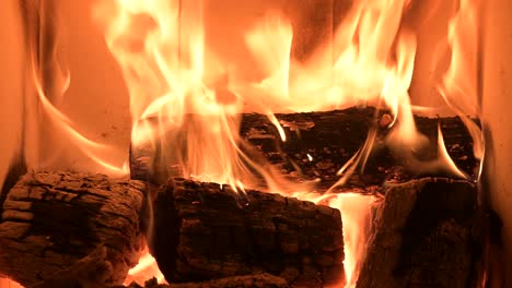 cerca de la chimenea en casa rústica quemando maderas para calentar la casa
