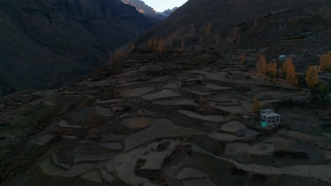 Paisaje-Aéreo-De-Color-Otoñal-De-Un-Hermoso-Y-Sereno,-Antiguo-Pueblo-De-Montaña-En-Las-Estribaciones-Del-Himalaya