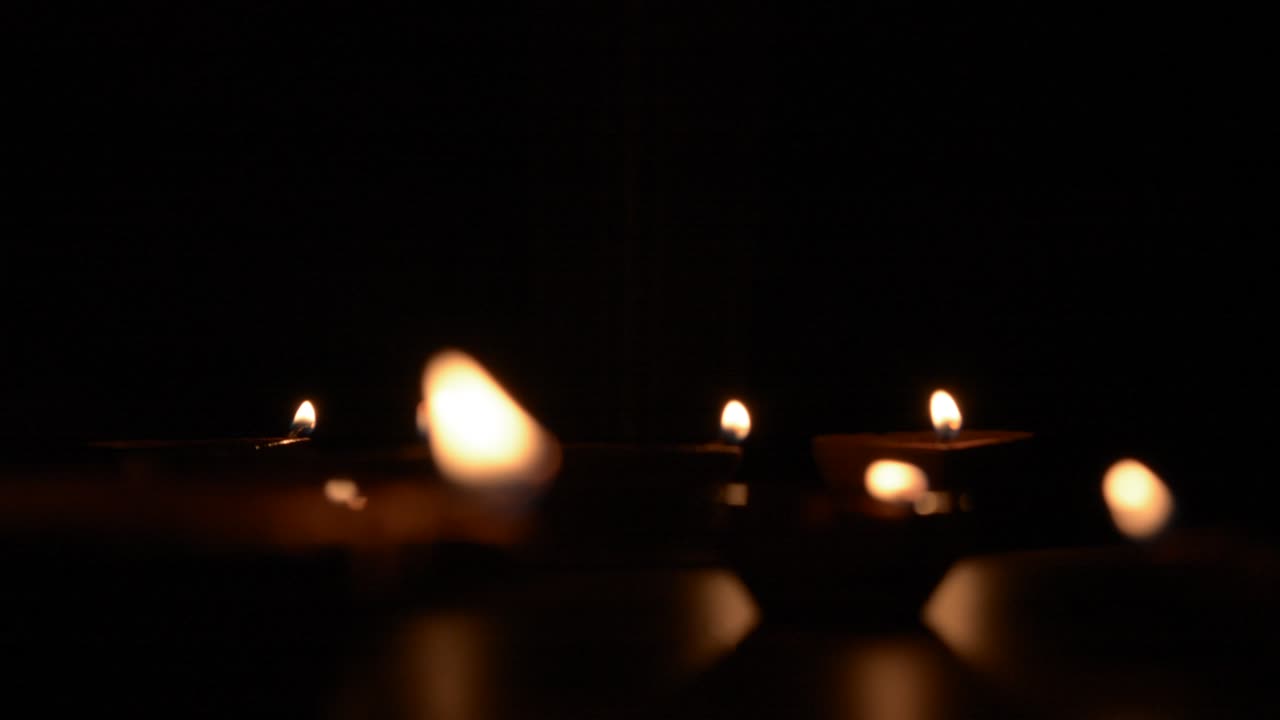 Diya in terracotta di Diwali su sfondo scuro, usati per illuminare la casa durante il Diwali