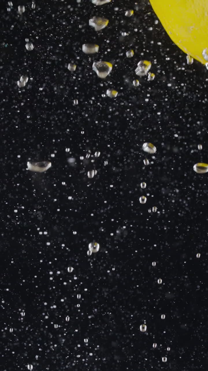 Splash di limone in acqua
